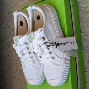 NWT Cariuma Off-White Lace Up Sneakers